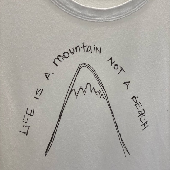 Style mint white tee. “Life is a mountain, not a beach”. Size 3 or small. - Picture 1 of 4
